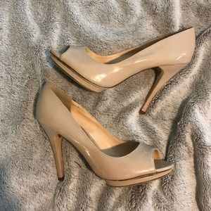 Glossy, cream colored stiletto high heels